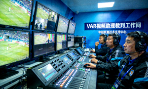 中超联赛VAR视频助理裁判工作间内部揭秘 - 高科技设备与紧张的工作氛围